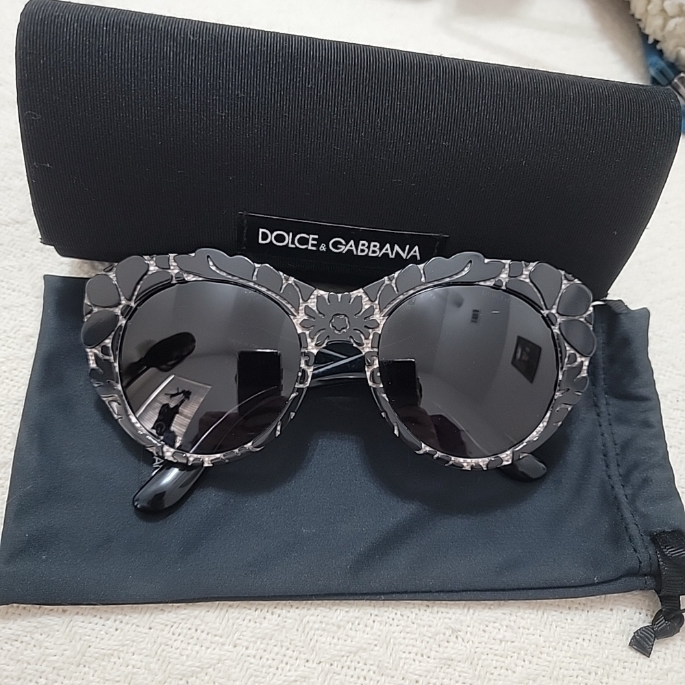 Dolce&Gabbana Floral Relief Sunglasses Black + Tissue Brown Hand Applied Flowers - Picture 4 of 12